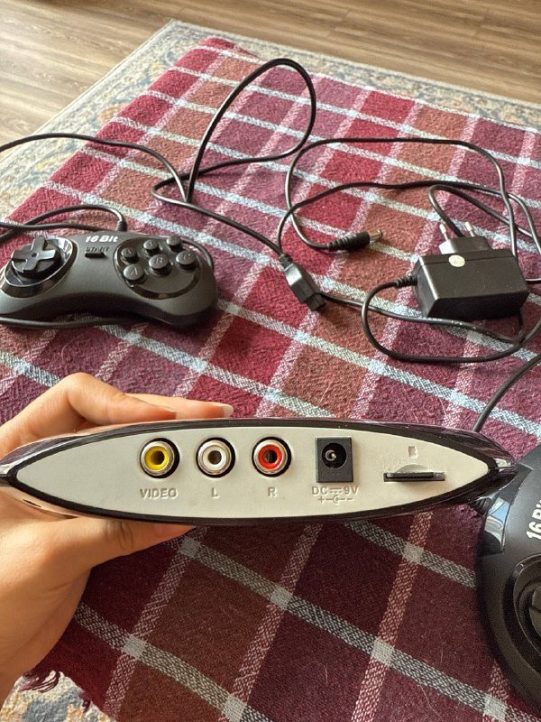 Игровая видеоприставка Titan с джойстиками и кабелем 2