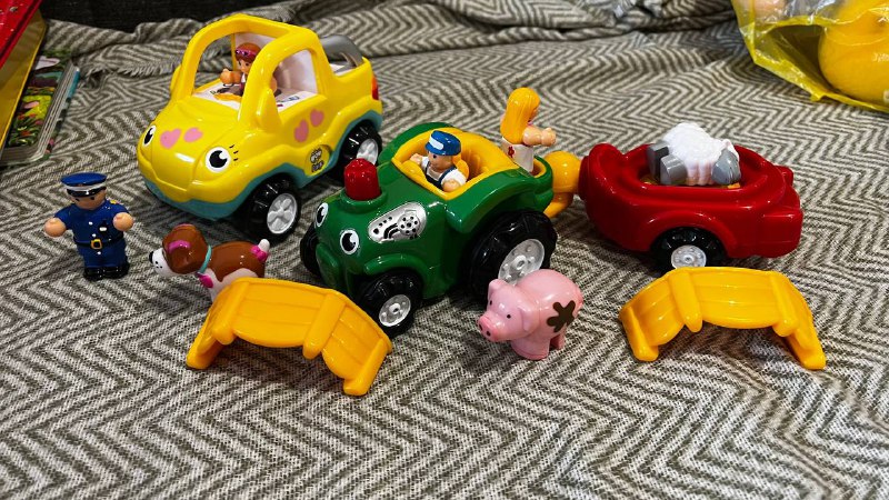 Набор игрушек WOW: машинки, фигурки, дорожные преграды
