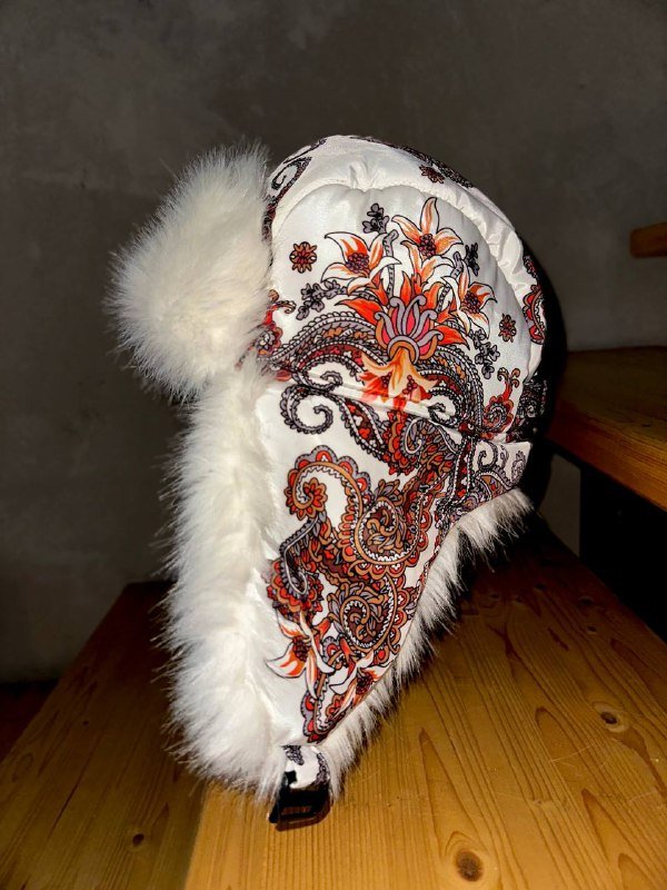 Белая меховая шапка-ушанка 2