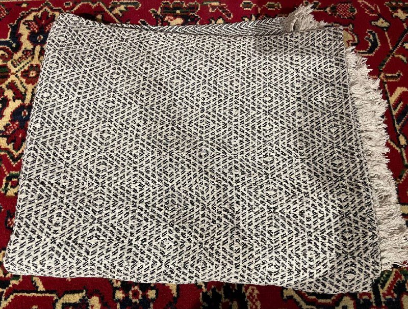 Одеяла, пледы белый с цветком, черно белый, красный, светло зеленый 2