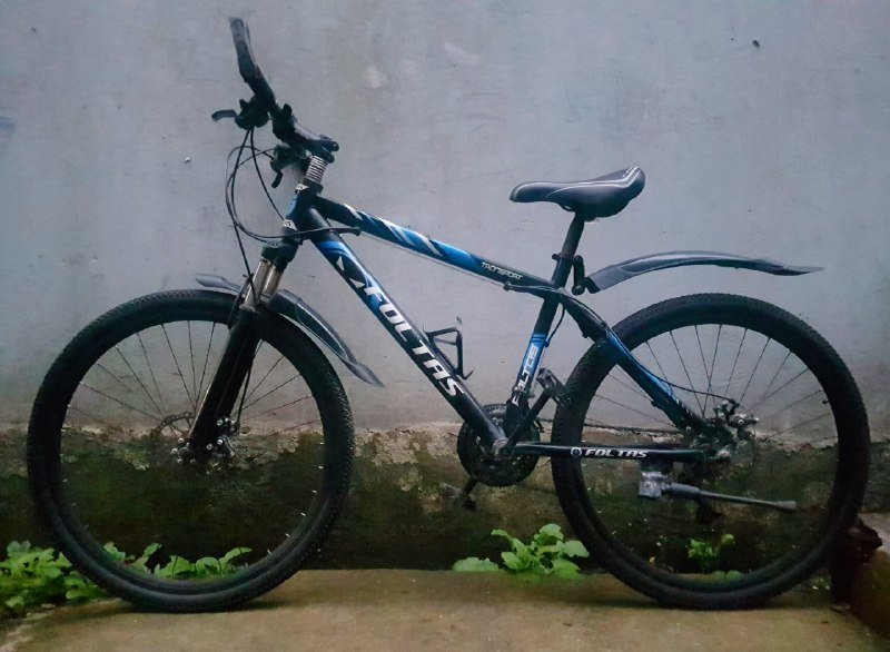 Велосипед с дисковыми тормозами, подножкой, крыльями