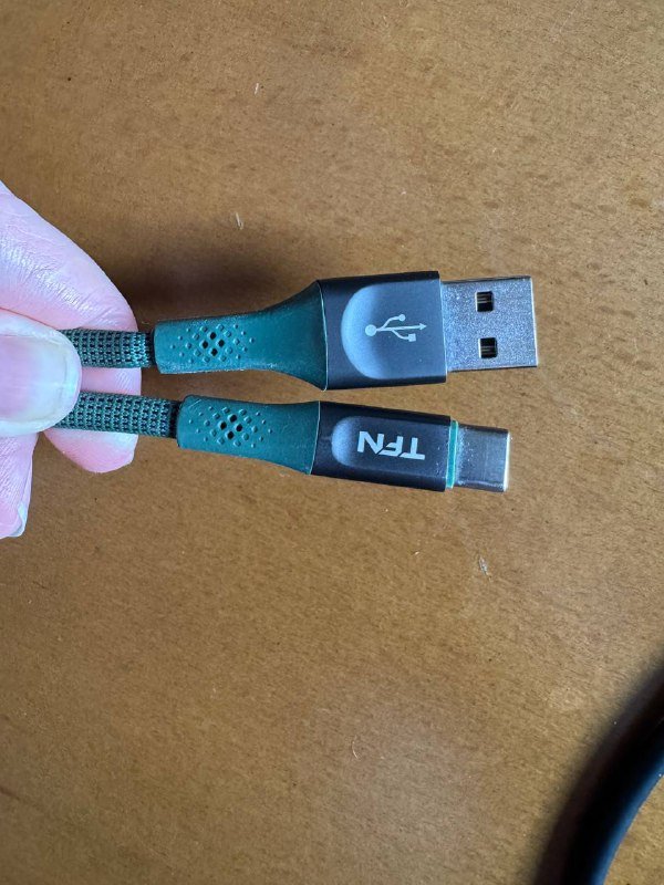 Кабель USB-C to Display port, кабель USB-C to USB-A, HDMI кабель, адаптер SATECHI, адаптер Lightning, наушники Apple 3