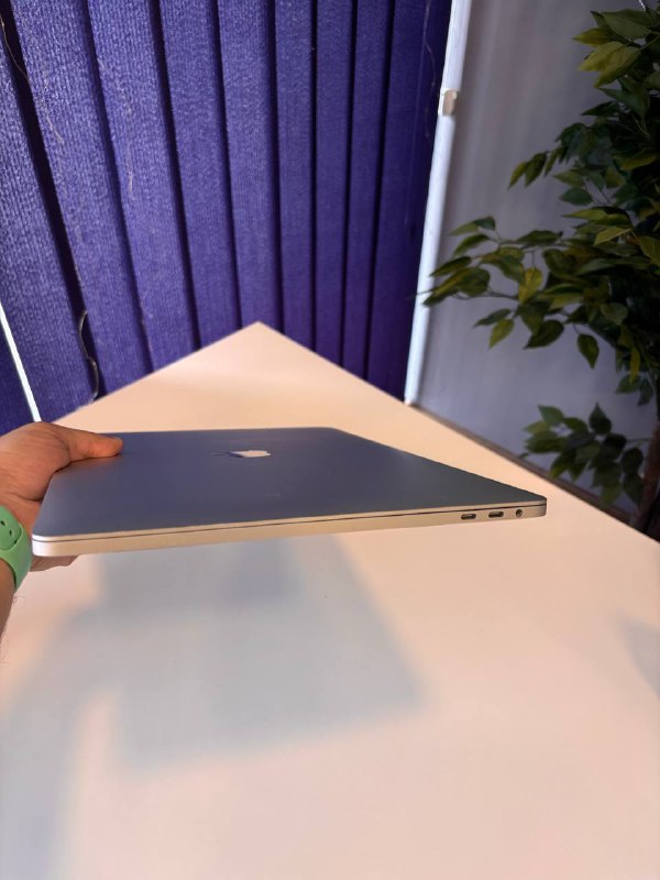 Macbook pro 2018 15.6 i7 16GB 500GB 5
