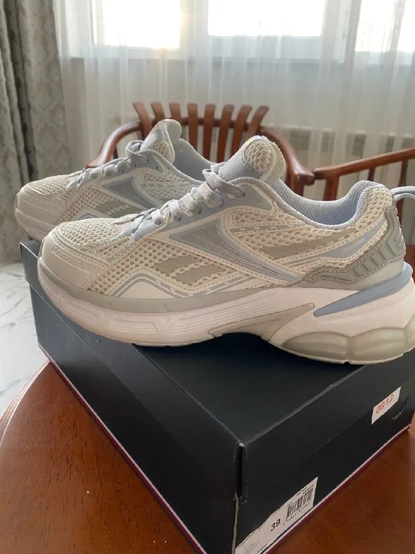 Женские кроссовки Reebok 1