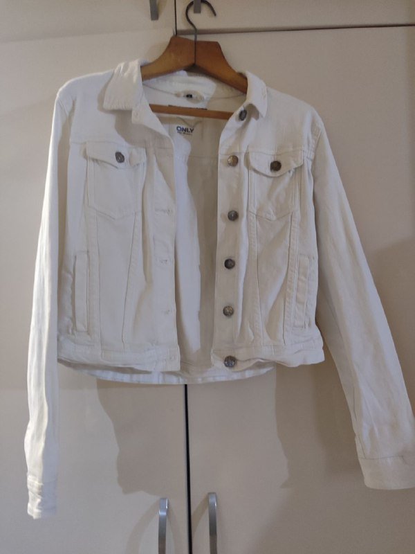 Платье Stradivarius, Джинсы, Куртка черная Zara, Куртка белая, Сумка черная, Сумка бежевая голубая 5