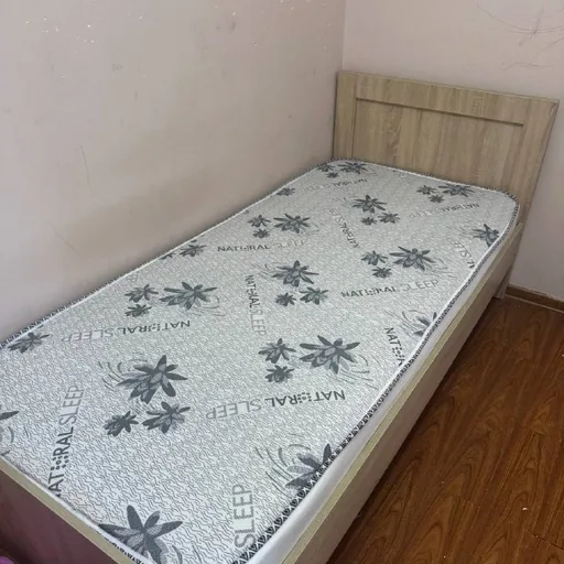 Кровать с новым матрасом 90×200