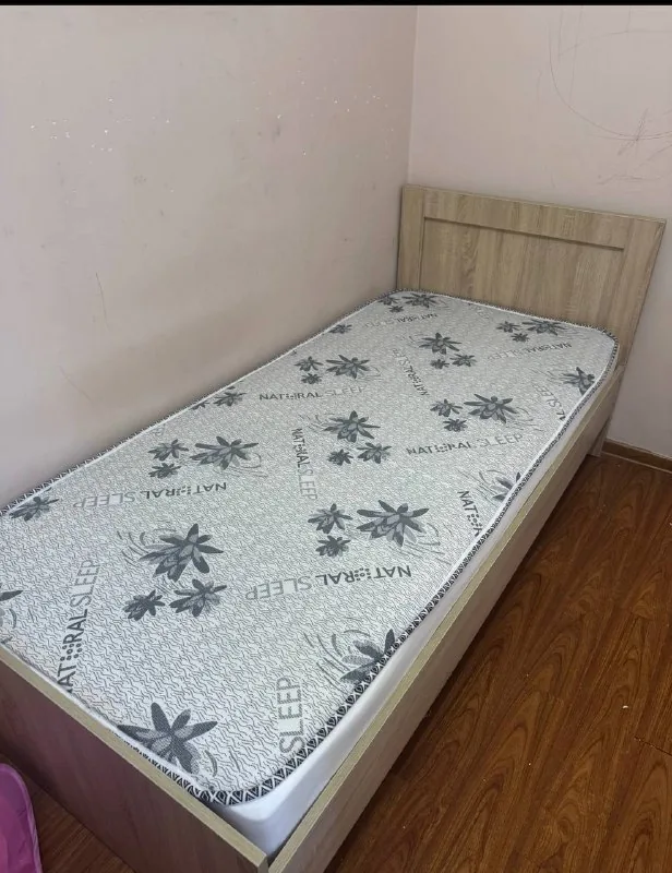 Кровать с новым матрасом 90×200
