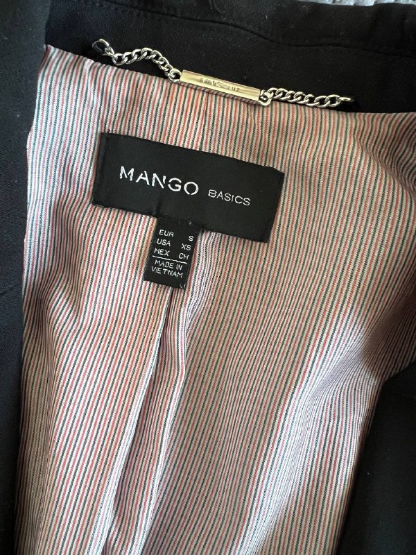 Черный классический пиджак Mango, Черные джинсы Zara, Оливковый комбинезон, Красное худи LC Waikiki, Nike Air ветровка 2