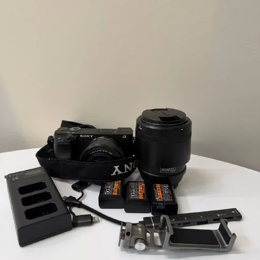 Sony A6400 с двумя объективами и аксессуарами