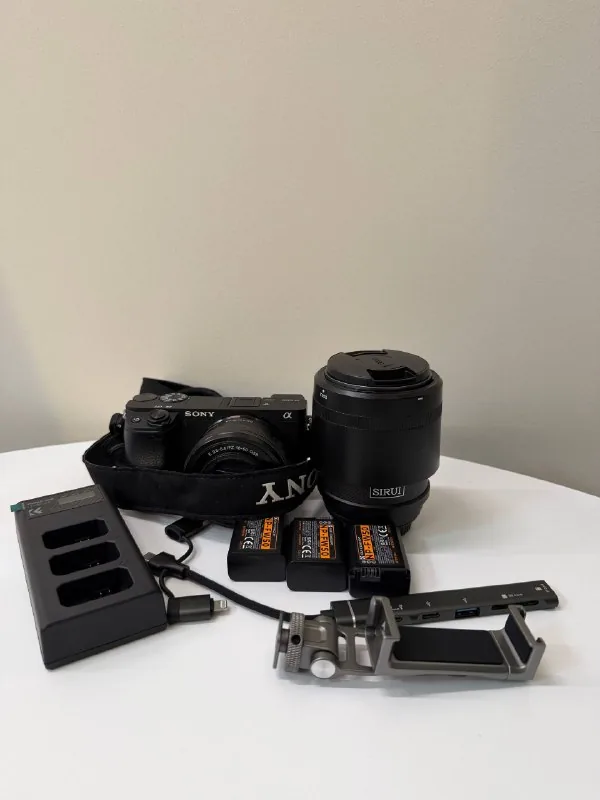 Sony A6400 с двумя объективами и аксессуарами 1