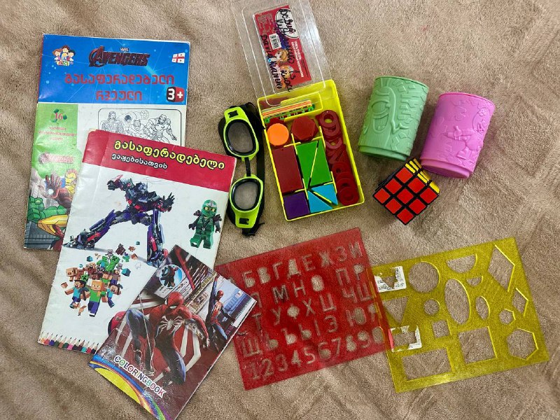 Игрушки и книги для детей