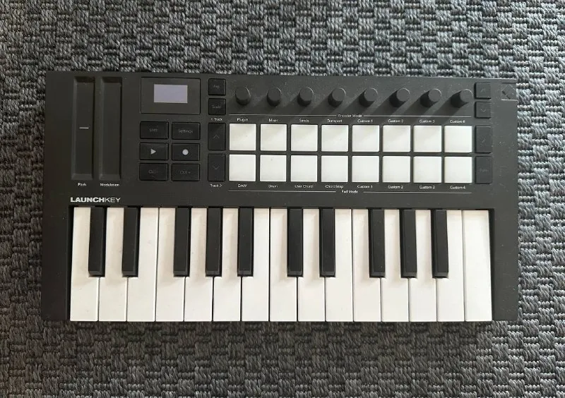 midi клавиатура Novation launchkey 25 mini mk 4