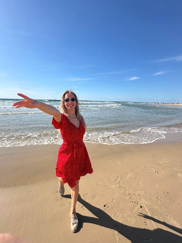 Летнее красное платье в горошек с короткими рукавами