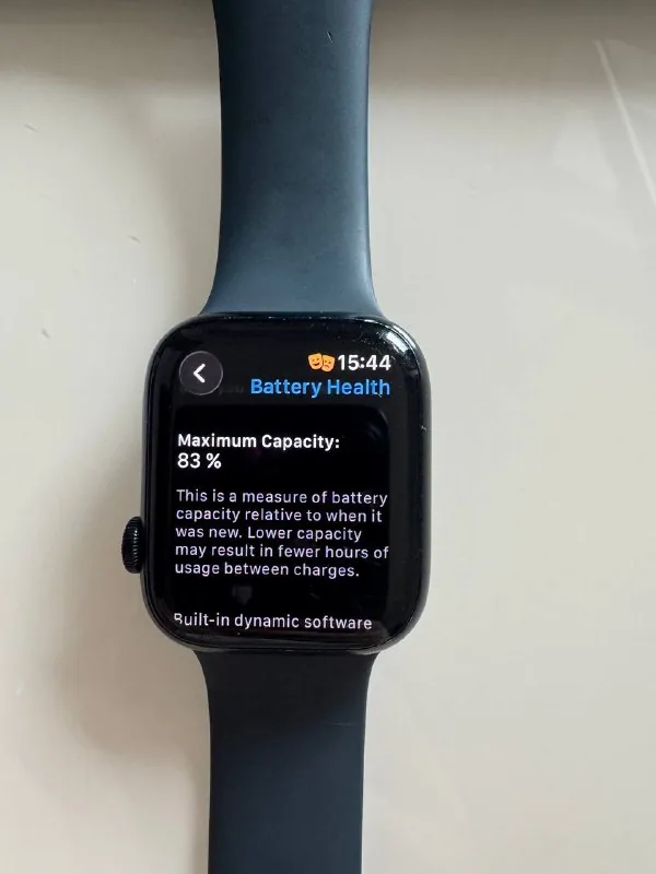 Apple Watch Series 8, Garmin Venu 2 1