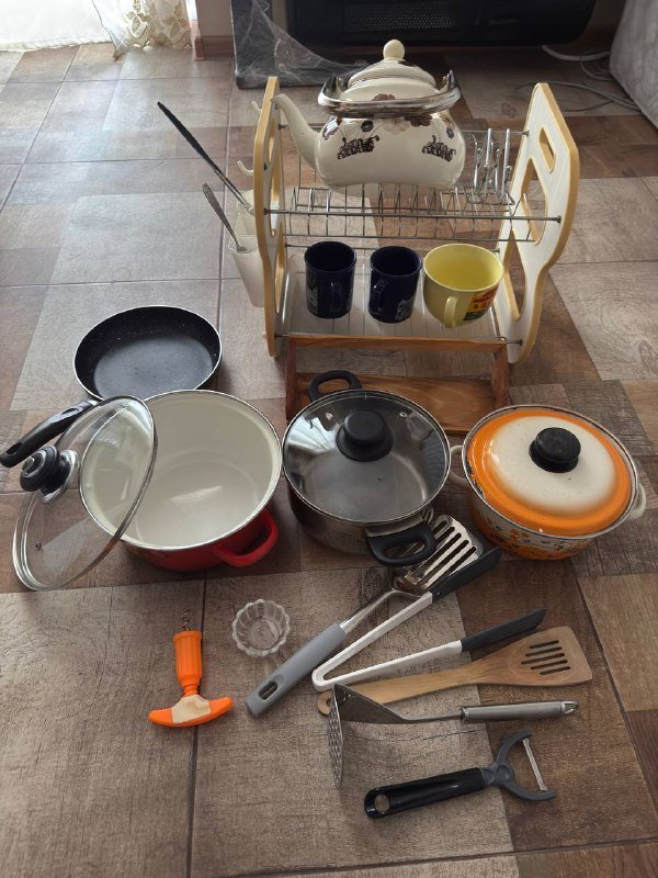 Кухонная посуда и принадлежности, чайник, сковорода, кастрюли