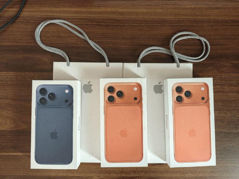 iphone 17 pro max 512gb, 2 оранжевых, 1 синий