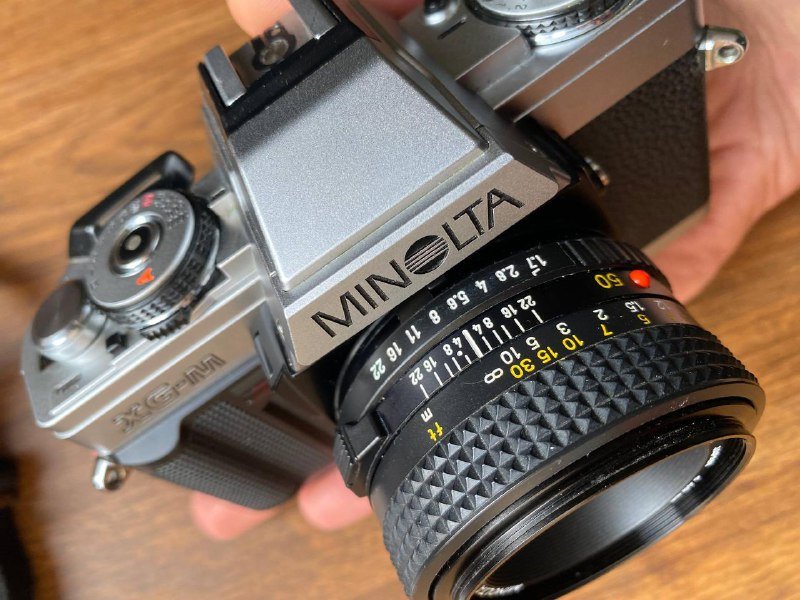 Пленочный зеркальный фотоаппарат Minolta XG-M с объективом 2