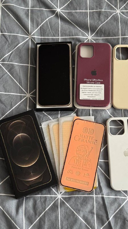 iPhone 12 Pro Max 128 ГБ с чехлами и защитными стёклами 3