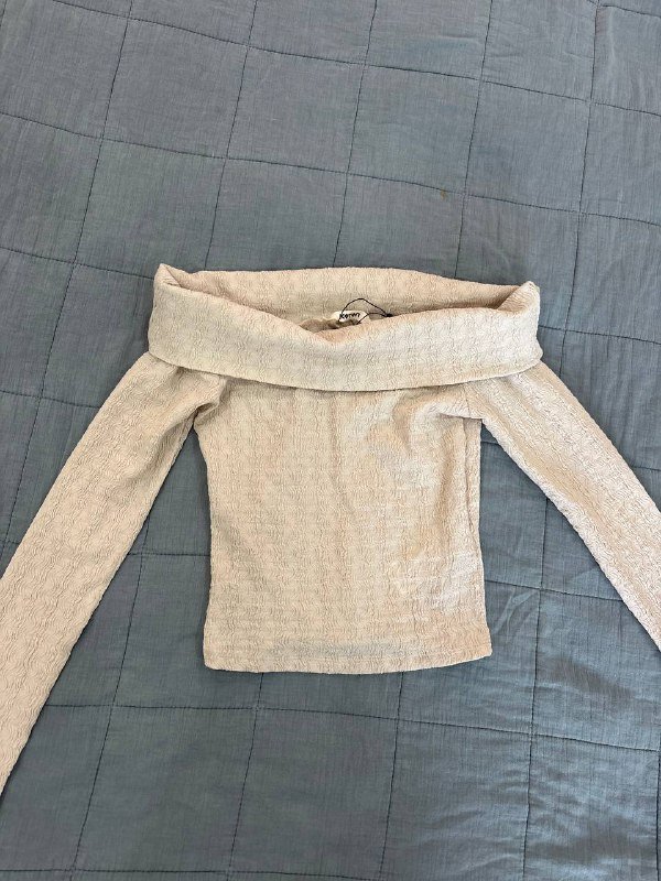 Топ голубой, Рубашка шелковая, Лонгслив бежевый, Пиджак, Штаны белые, Кофта, Свитер сиреневый, Лонслив розовый, Лонгслив белый, Юбка баллон бежевая 6