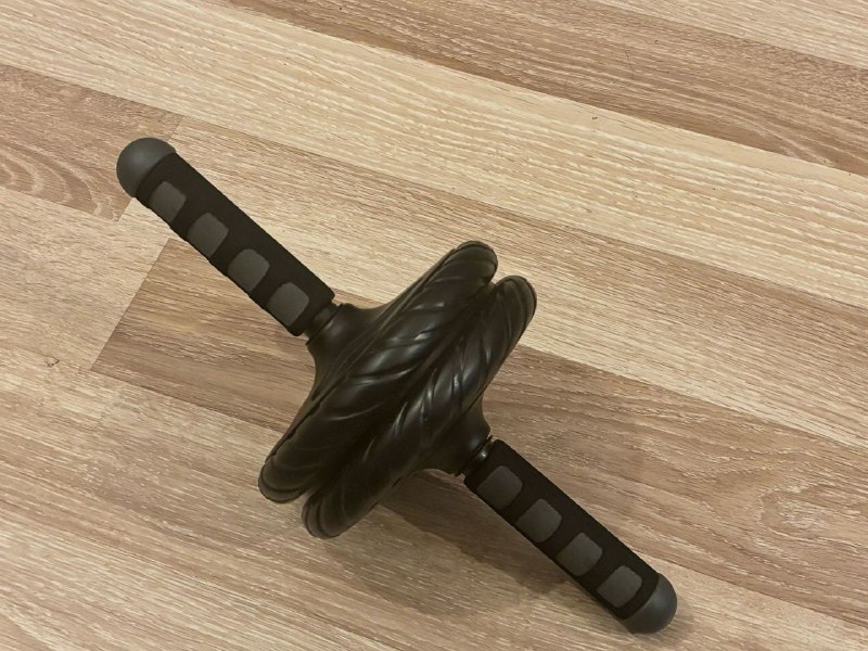 Маленький фен, кофеварка, чайник, коврик для йоги, гантели, тренажёр 6