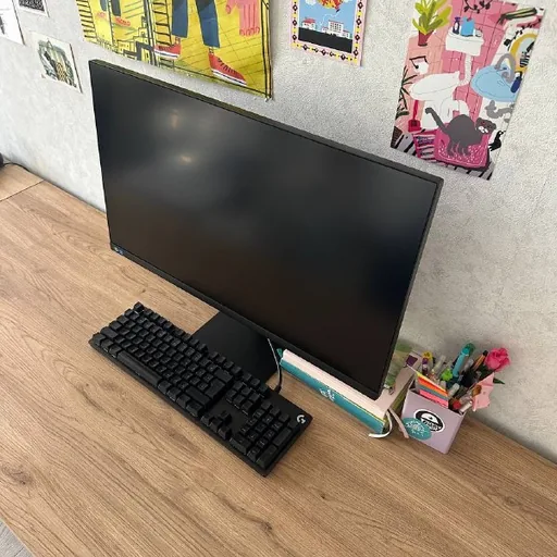 Монитор Samsung, стол, офисный стул, клавиатура Logitech