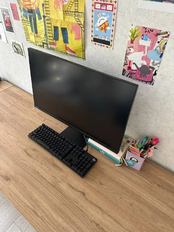 Монитор Samsung, стол, офисный стул, клавиатура Logitech 1