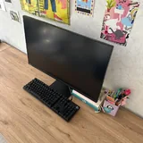Монитор Samsung, стол, офисный стул, клавиатура Logitech 1