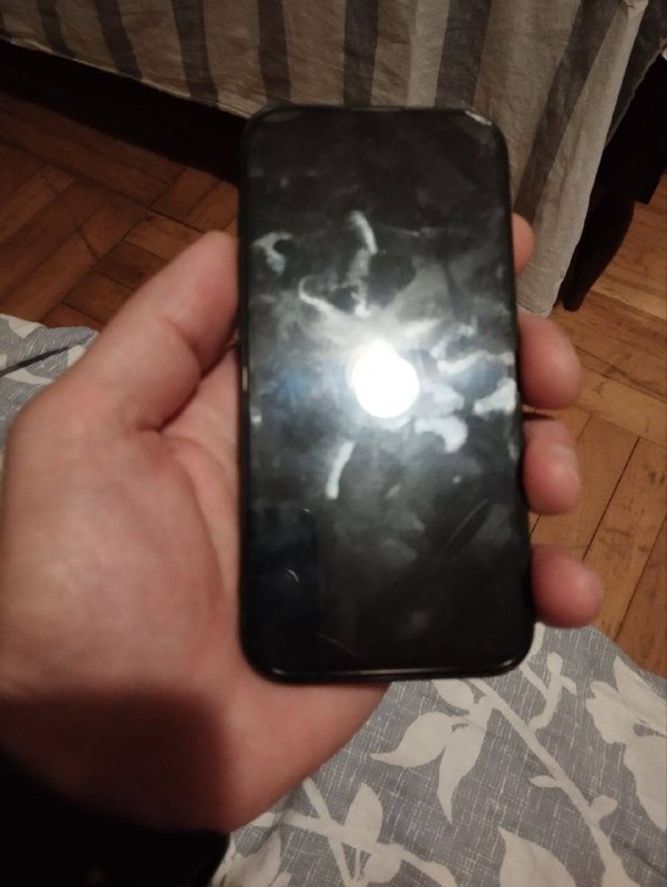 iPhone 15 4