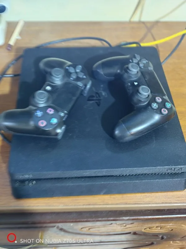 PlayStation 4 Slim 500 GB с двумя джойстиками 1