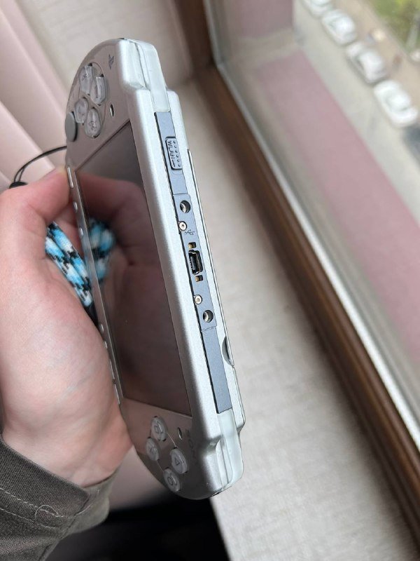 Sony PSP 2000 Ice Silver 6