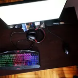 Компьютерный стол, компьютерное кресло, RGB-клавиатура 2