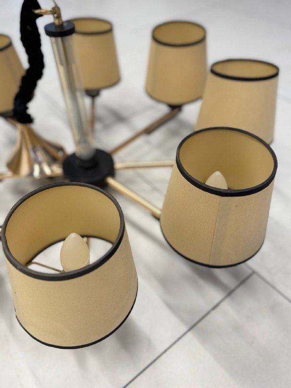 люстра с мягкими абажурами и золотистыми элементами 3