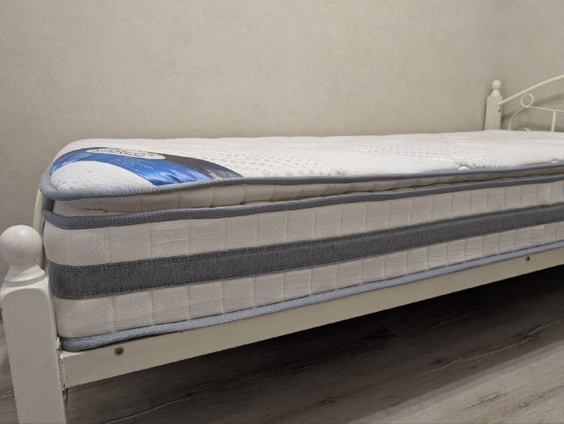 Кровать с матрасом 3