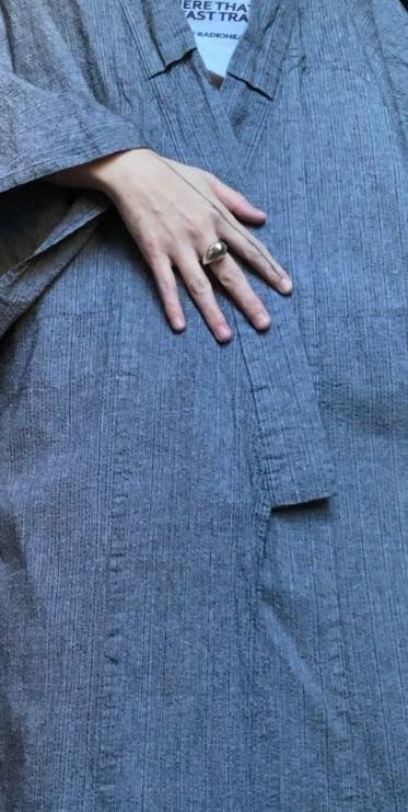 серое кимоно с цельными рукавами 3