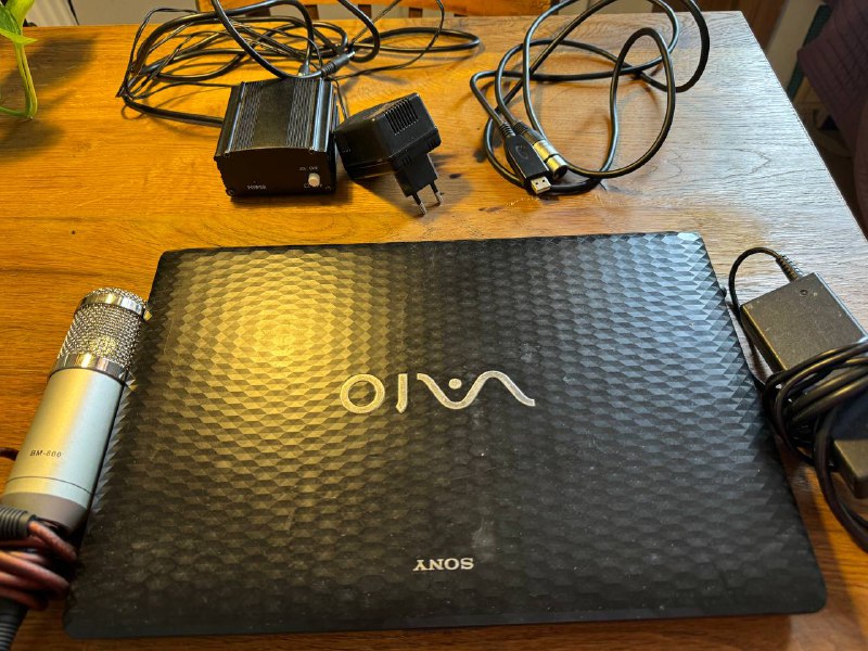 Ноутбук Sony VAIO, микрофон, провода, зарядное устройство