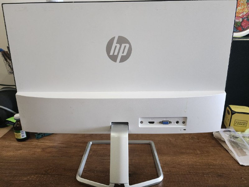 Монитор HP 24fw 24 дюйма с артефактом