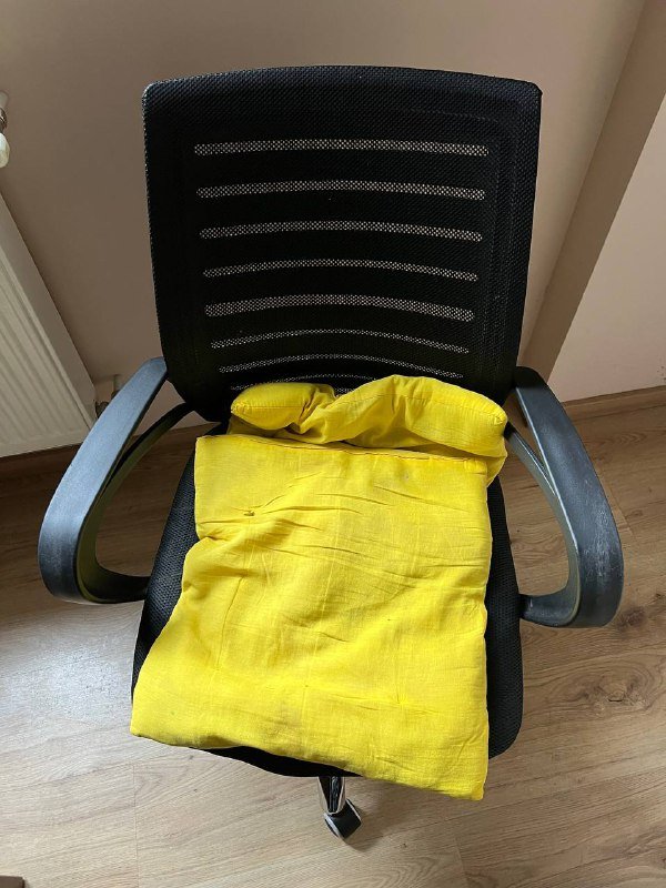 Офисное кресло, второе без спинки