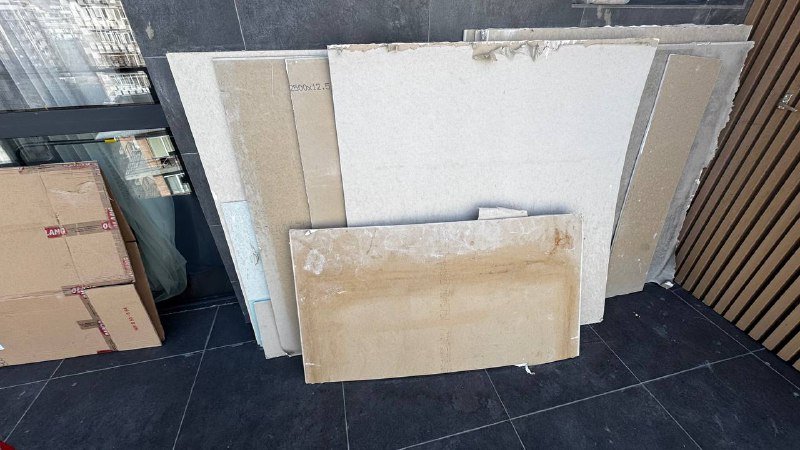 Листы гипсокартона с профилями и мешком цемента 2