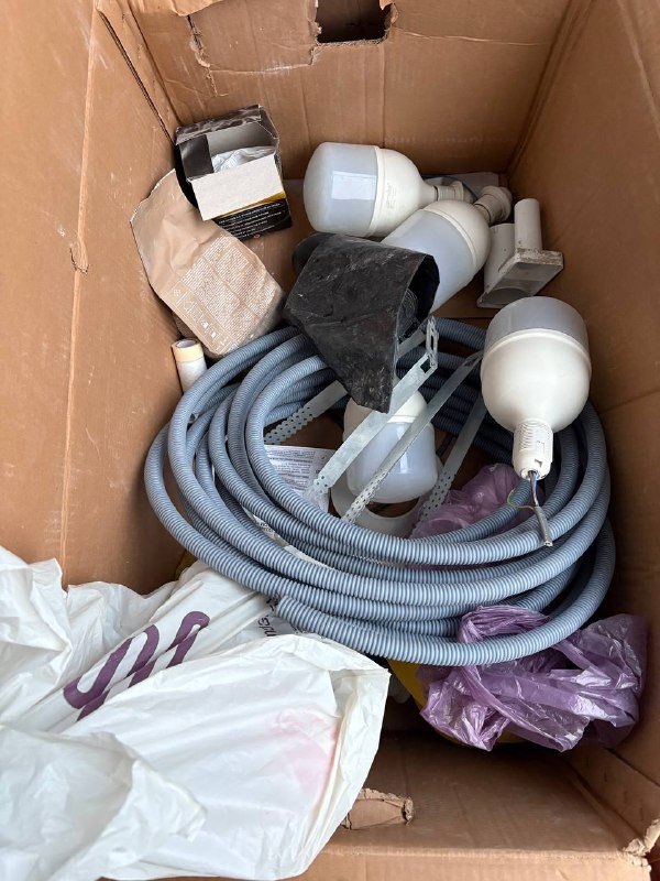 Коробка с лампами, трубки, подразетники и СВП