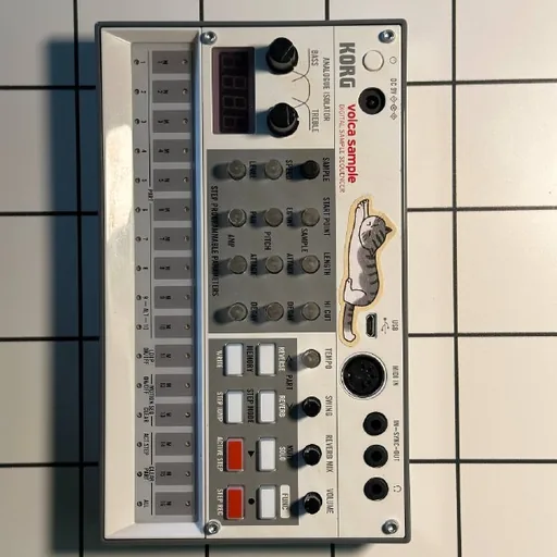 Sempler Korg Volca Sample, mikrofon Shure SM58, tastatura NuPhy Air75