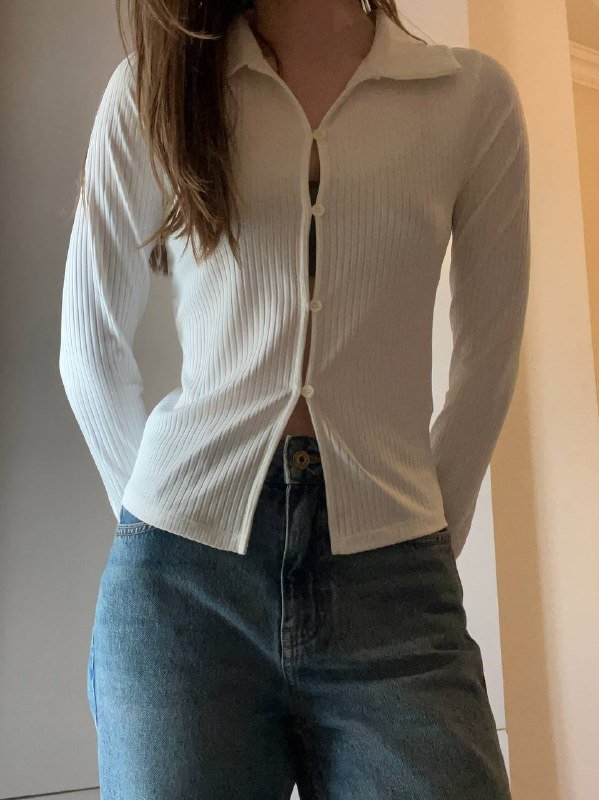 Зеленый топ, молочный топ, черное платье, белый топ, черная мини юбка 4