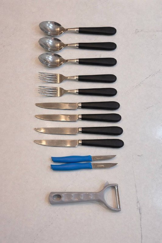 Набор столовых приборов ложки вилки ножи овощечистка