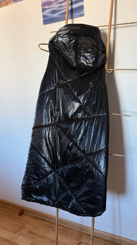 Черная безрукавка удлиненная непромокаемая теплая 2