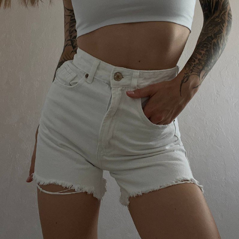 белые шорты stradivarius, черное платье Zara в пол, джинсы прямые Zara, боди с открытой спиной pull&bear, шорты юбка Zara, черное платье Zara