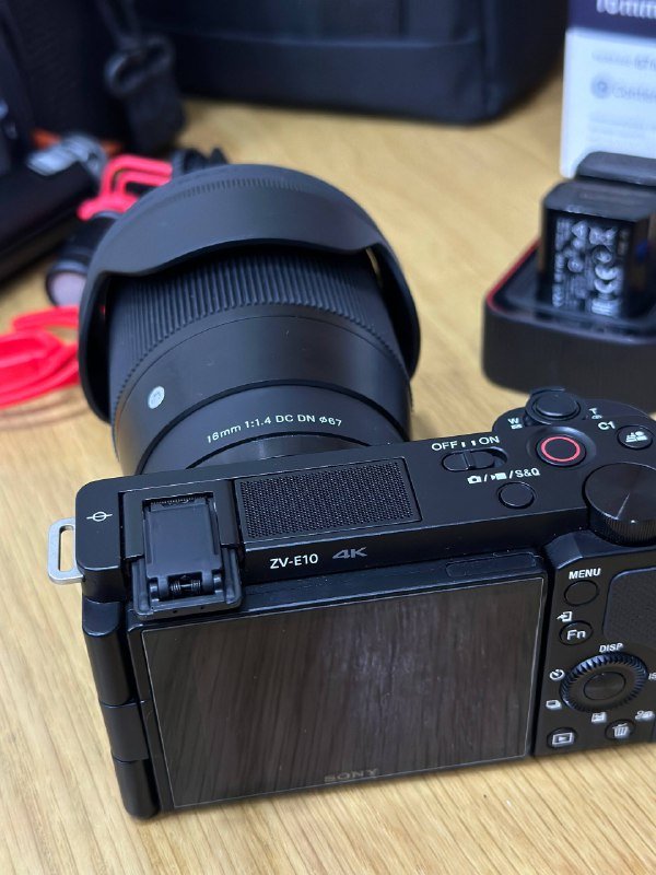 Камера Sony ZV-E10, объектив Sigma 16mm, стабилизатор DJI RS 3 Mini 2