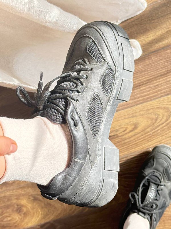 Черные туфли Vic Matië, серые кроссовки Lacoste 3