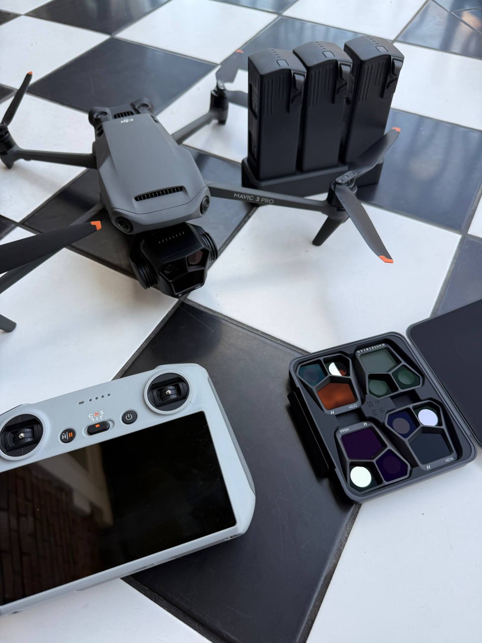 Дрон DJI Mavic 3 Pro с аксессуарами и картой памяти 4