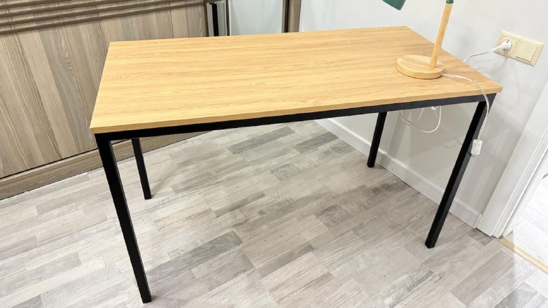 Стол 120x60x75см, настольная лампа