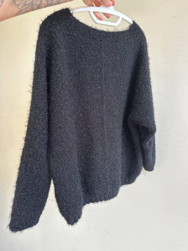 Черный вязаный пушистый свитер с надписью Amour 4