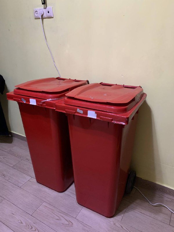 Контейнеры мусорные, емкости, инструменты и карабины